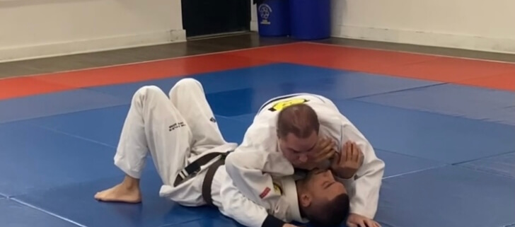 Separating knee and elbows to pass in BJJ